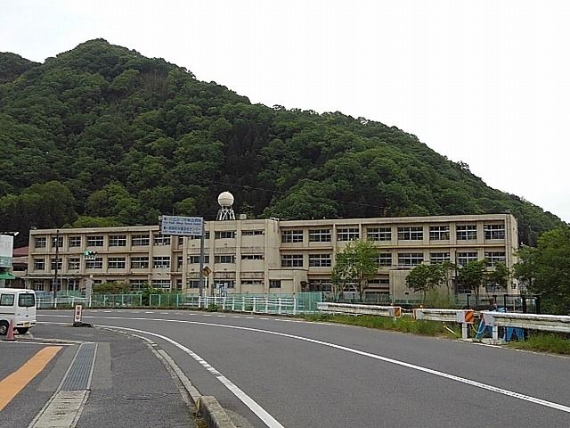 近くの御調中央小学校まで1,400m（徒歩18分）