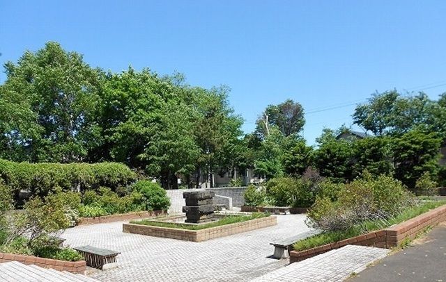 近くの新琴似グリーン公園まで500m(徒歩7分)