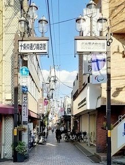 近くの十条仲通り商店街まで111m（徒歩2分）