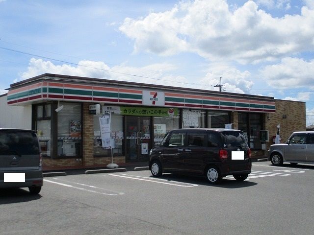 近くのセブンイレブン三股樺山店まで400m（徒歩5分）