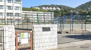 近くの武山中学校まで1,030m（徒歩13分）