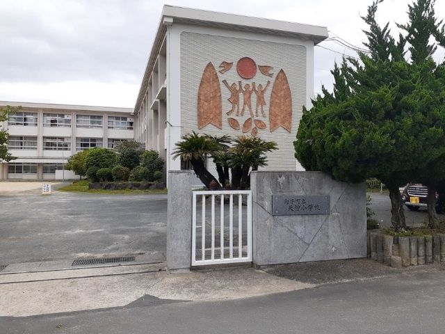 近くの内子町立天神小学校様まで400m(徒歩5分)