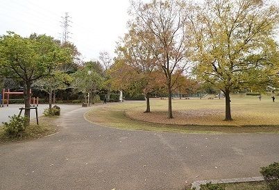 近くのわらび近隣公園まで550m（徒歩7分）