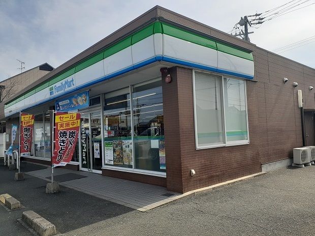 近くのファミリーマートまで750m（徒歩10分）