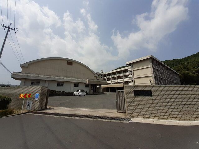 近くの玉野市立荘内中学校まで1,700m（徒歩22分）