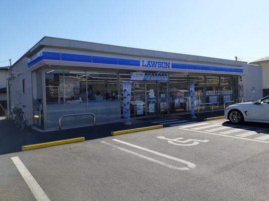 近くのローソン甲府貢川団地前店まで500m（徒歩7分）