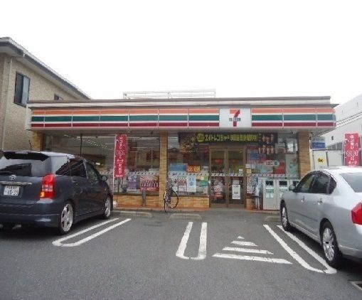 近くのセブンイレブンまで270m（徒歩4分）