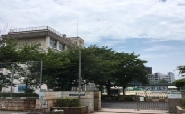 近くの中広中学校まで1,200m（徒歩15分）