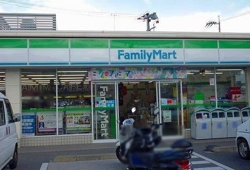 近くのファミリーマートまで900m（徒歩12分）
