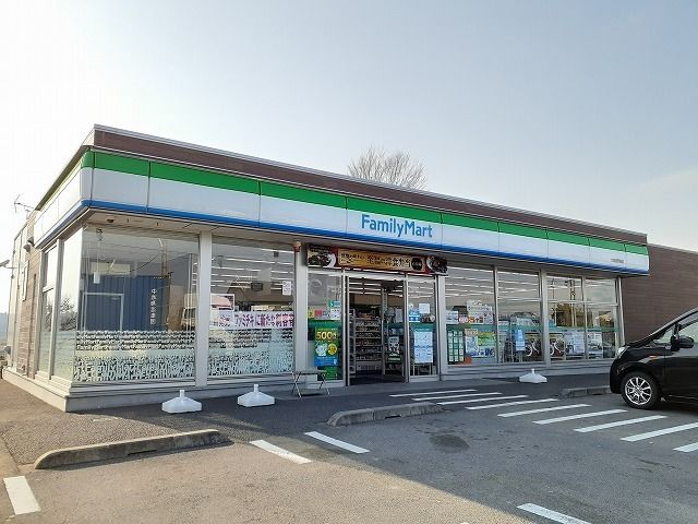 近くのファミリーマート大田原野崎店まで500m（徒歩7分）