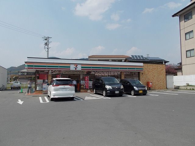 近くのセブンイレブン ちの運動公園店まで550m(徒歩7分)