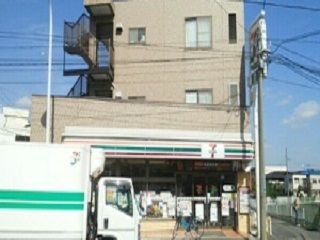 近くのセブンイレブンまで400m（徒歩5分）
