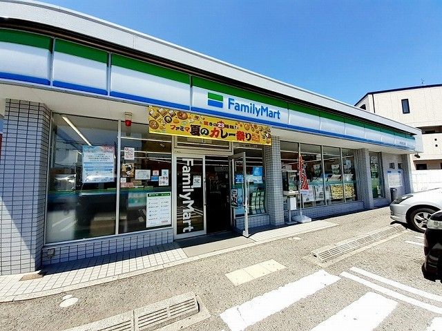 近くのファミリーマート東二見店まで850m（徒歩11分）