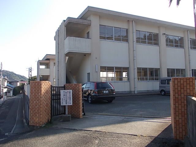 近くの吉見小学校まで650m（徒歩9分）