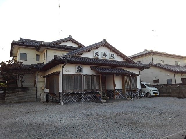 近くの飲食店まで400m（徒歩5分）