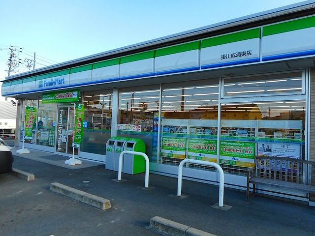 近くのファミリーマート 成滝東店まで300m(徒歩4分)