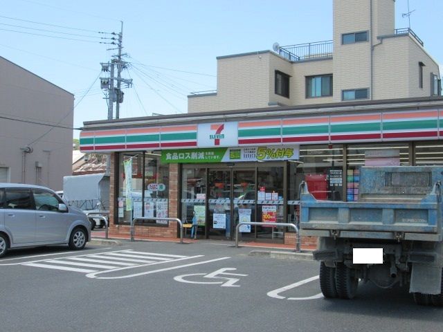 近くのコンビニまで500m（徒歩7分）
