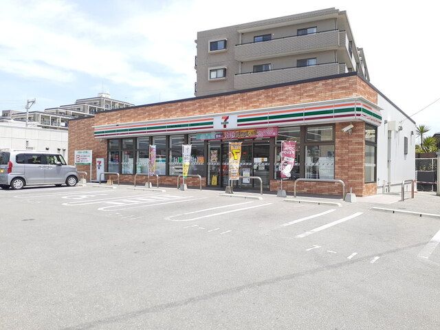 近くのセブンイレブン福岡石丸3丁目店まで350m（徒歩5分）