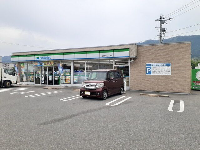 近くのファミリーマートまで1,100m（徒歩14分）