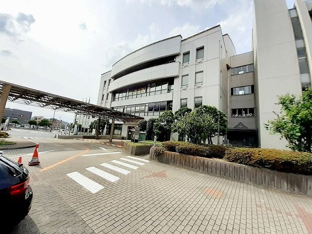 近くの若松区役所まで800m（徒歩10分）
