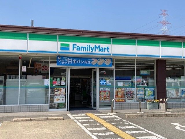 近くのファミリーマート 綾部下八田店まで400m（徒歩5分）
