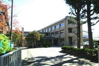 近くの国母小学校まで750m(徒歩10分)