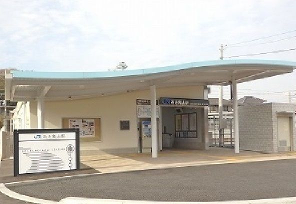 近くのあき亀山駅まで750m（徒歩10分）