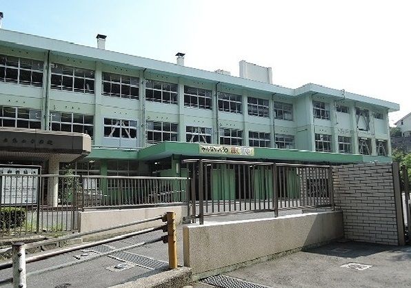 近くの亀山中学校まで1,000m（徒歩13分）