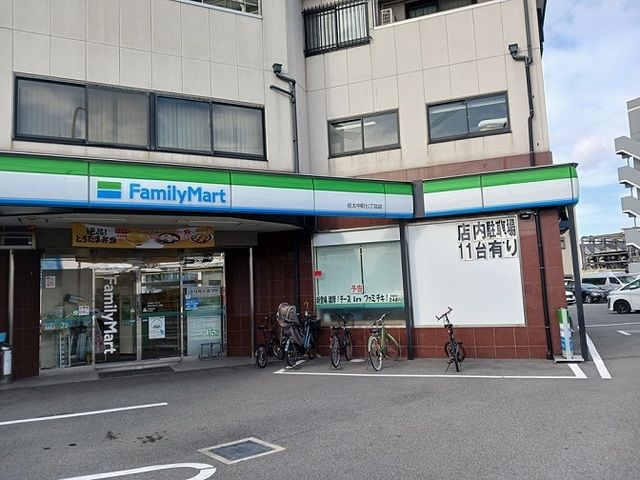 近くのファミリーマート様まで350m（徒歩5分）