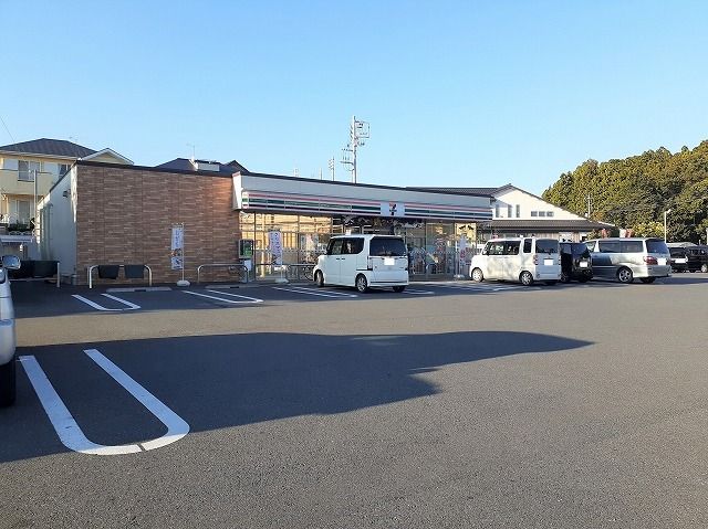 近くのコンビニまで550m（徒歩7分）