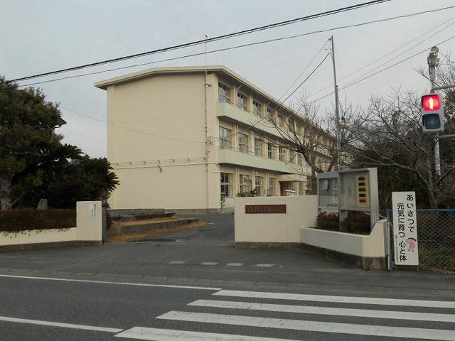 近くの掛川市立西郷小学校まで900m(徒歩12分)