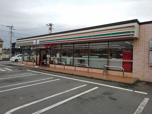 近くのセブンイレブン久留米二軒茶屋店まで730m（徒歩10分）