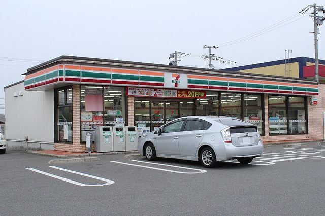 近くのコンビニまで530m（徒歩7分）