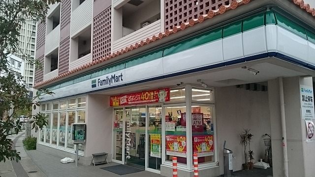 近くのファミリーマート那覇神里原通りまで400m（徒歩5分）