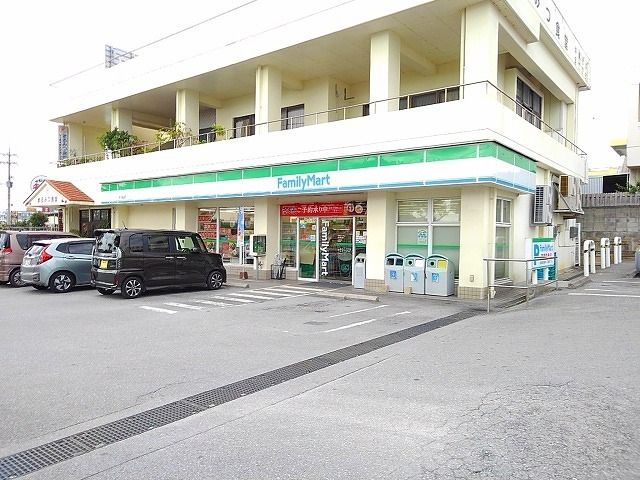 近くのファミリーマート石川東山店まで600m（徒歩8分）
