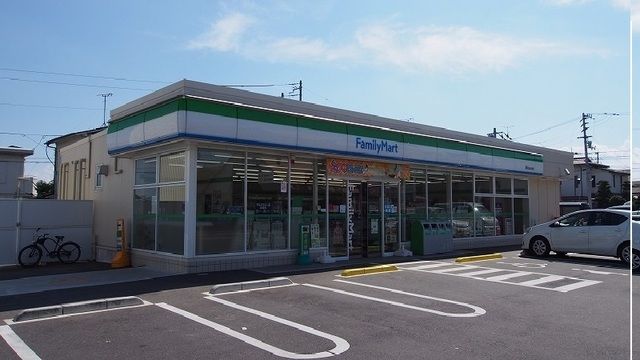 近くのファミリーマートさんまで180m（徒歩3分）