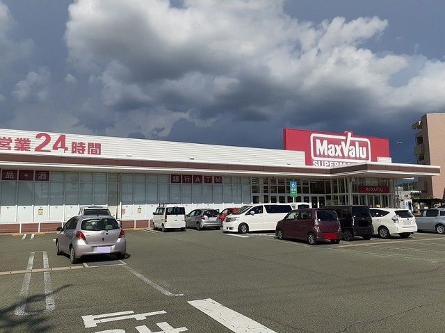 近くのマックスバリュ新託麻店まで1,100m（徒歩14分）