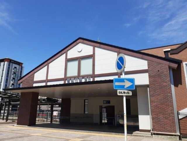 近くの東松山駅西口まで800m（徒歩10分）