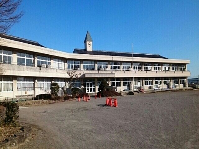 近くの鹿沼市立石川小学校まで900m(徒歩12分)