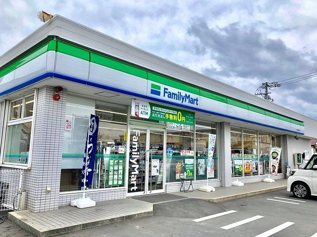 近くのファミリーマート浜松西神田店まで170m(徒歩3分)