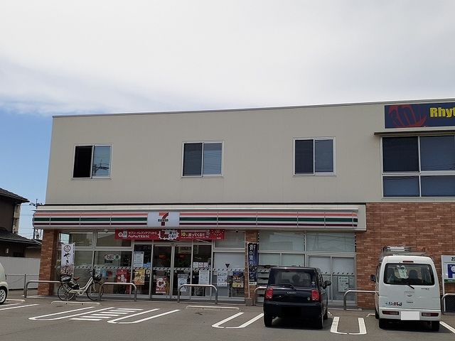 近くのセブンイレブン薄場２丁目店まで210m（徒歩3分）