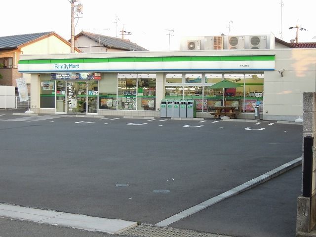 近くのファミリーマートまで500m(徒歩7分)