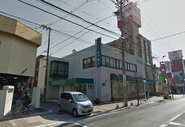 近くの伊予銀行まで130m（徒歩2分）