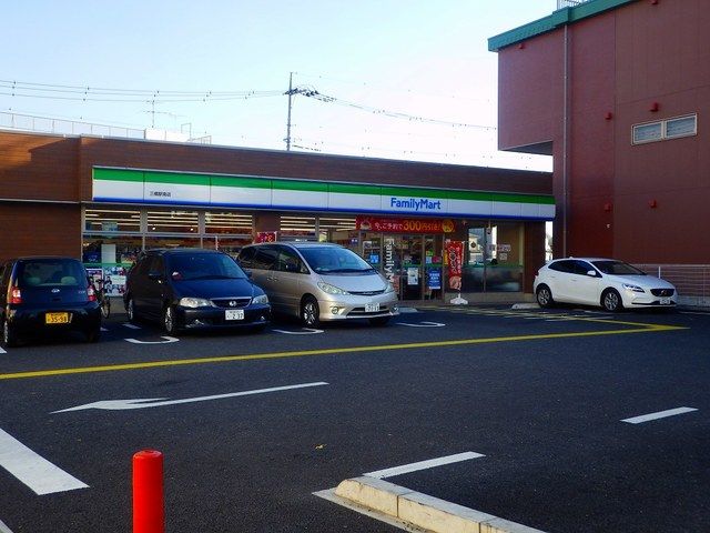 近くのファミリーマート三郷駅南店まで600m（徒歩8分）