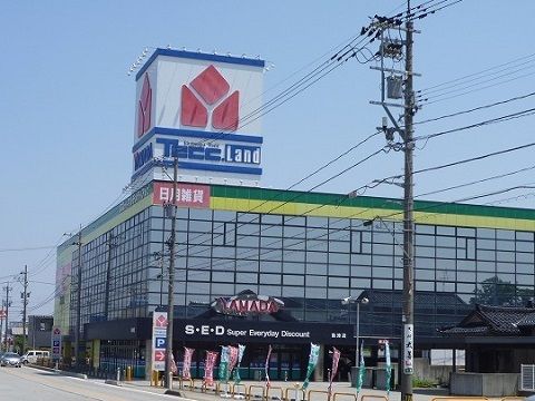 近くのヤマダデンキ魚津店まで1,900m（徒歩24分）