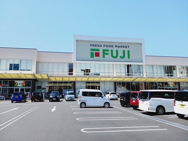 近くのフジ宇和島店様まで700m（徒歩9分）