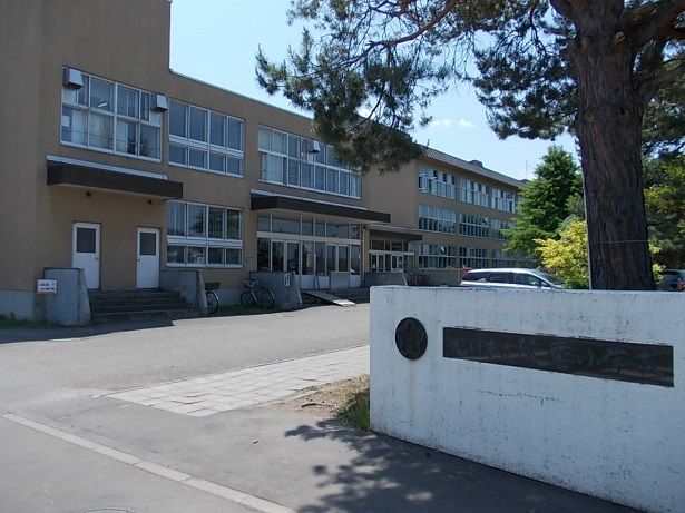 近くの旭川市立陵雲小学校まで600m（徒歩8分）