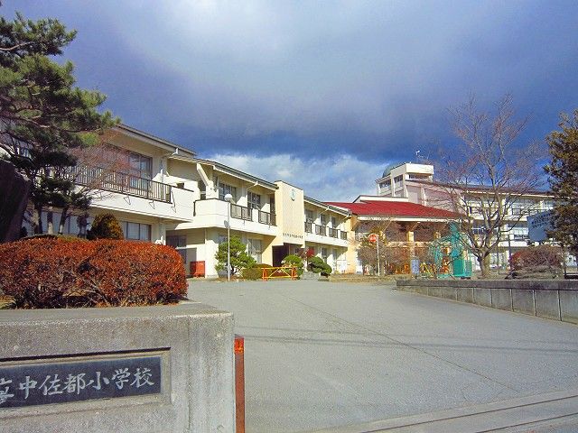 近くの中佐都小学校まで1,000m（徒歩13分）