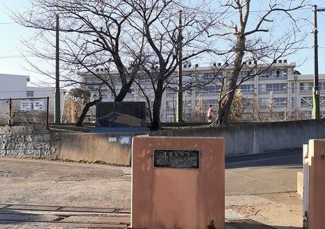 近くの武山小学校まで273m（徒歩4分）