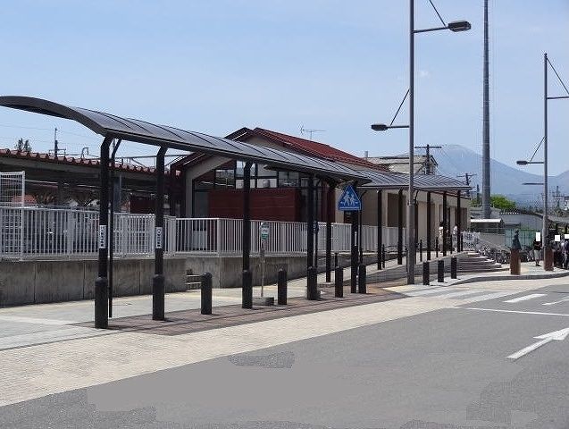 近くのJR今市駅まで800m(徒歩10分)